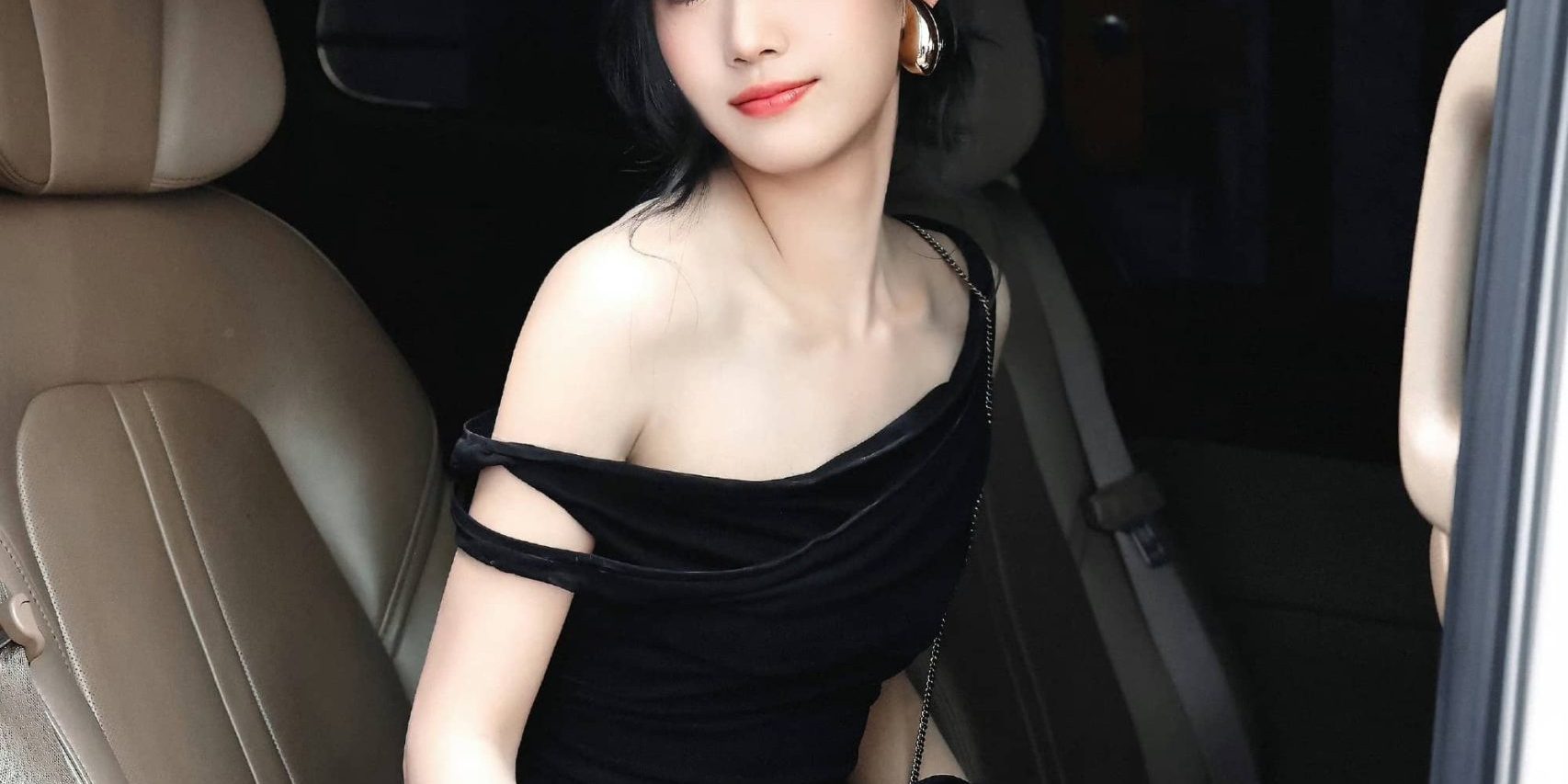 卢昱晓单肩黑裙魅力满分