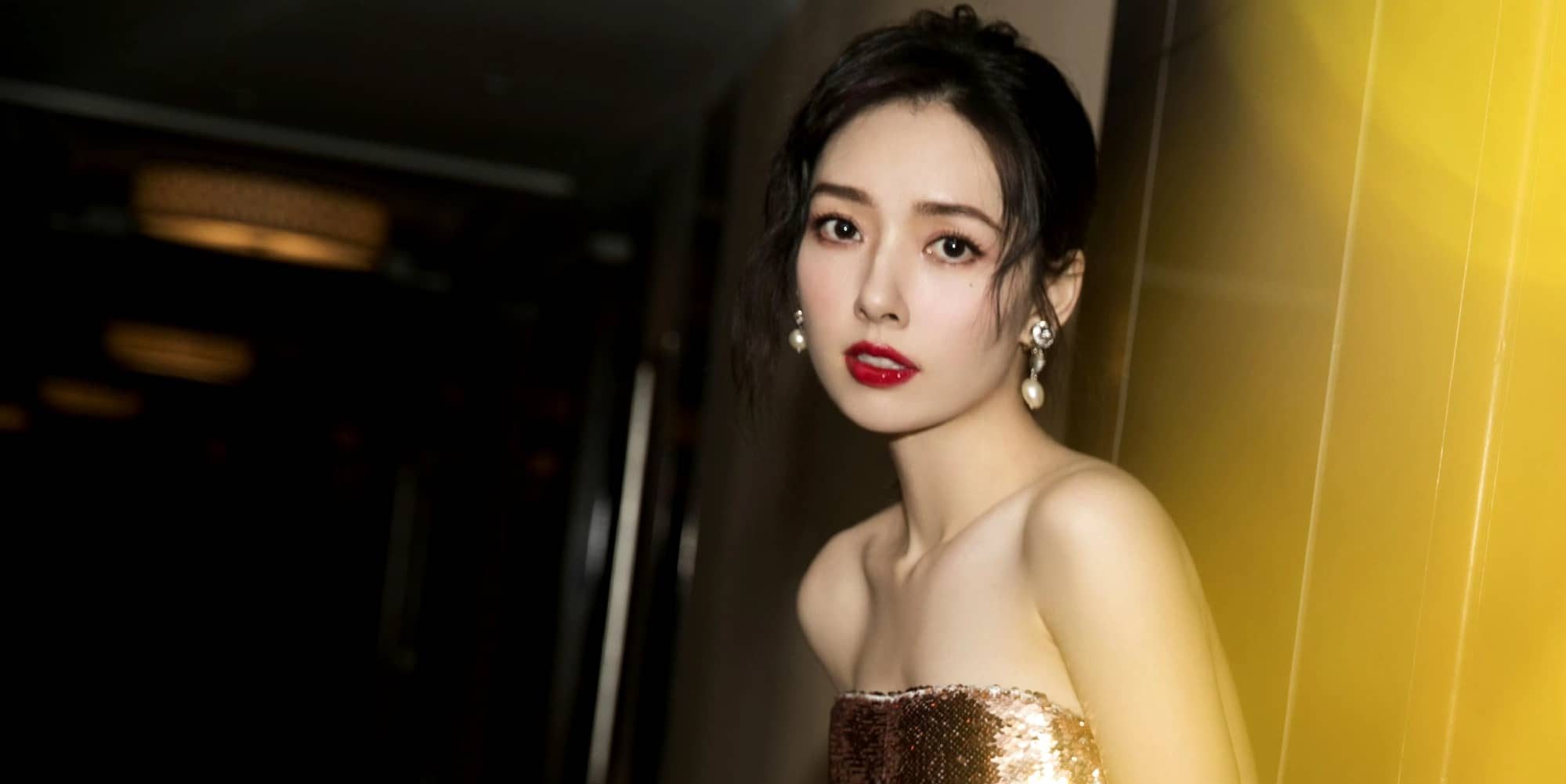 郭碧婷，金色抹胸裙造型