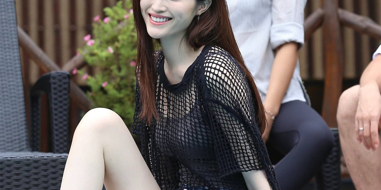 何穗综艺泳池美照