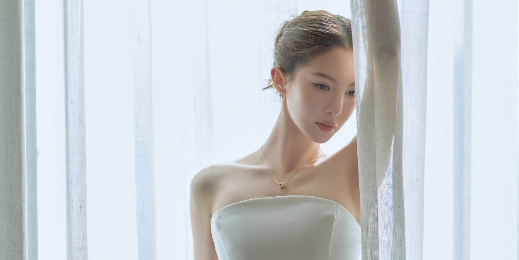 金晨穿搭白裙婀娜姿态