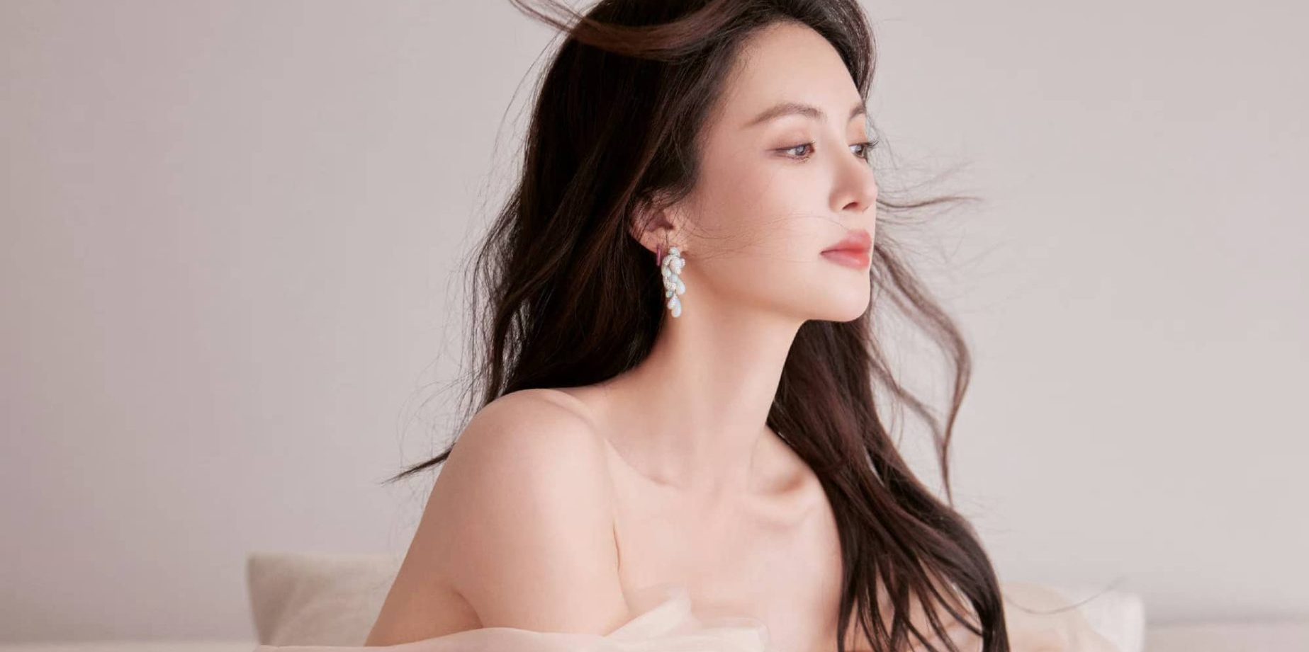 金晨，一抹淡粉轻纱，柔美多姿