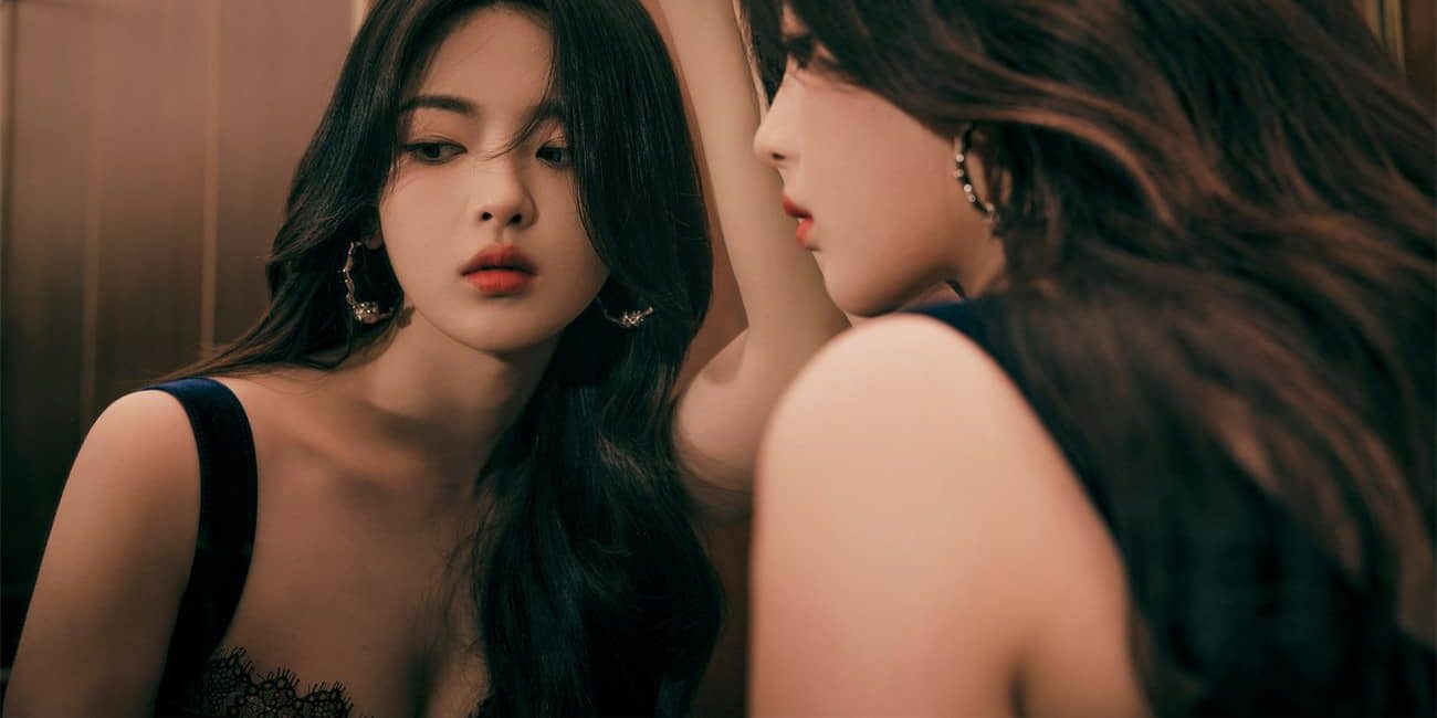 杨超越，黑纱吊带裙酷感十足
