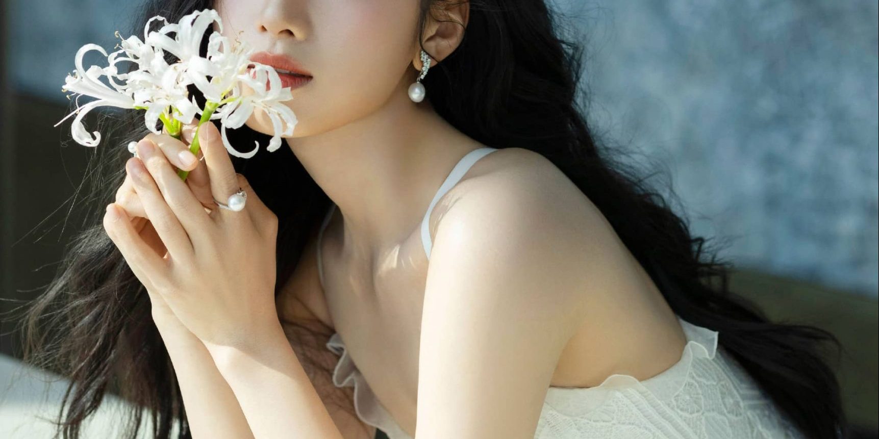 张婧仪，白裙倩影，典雅温柔