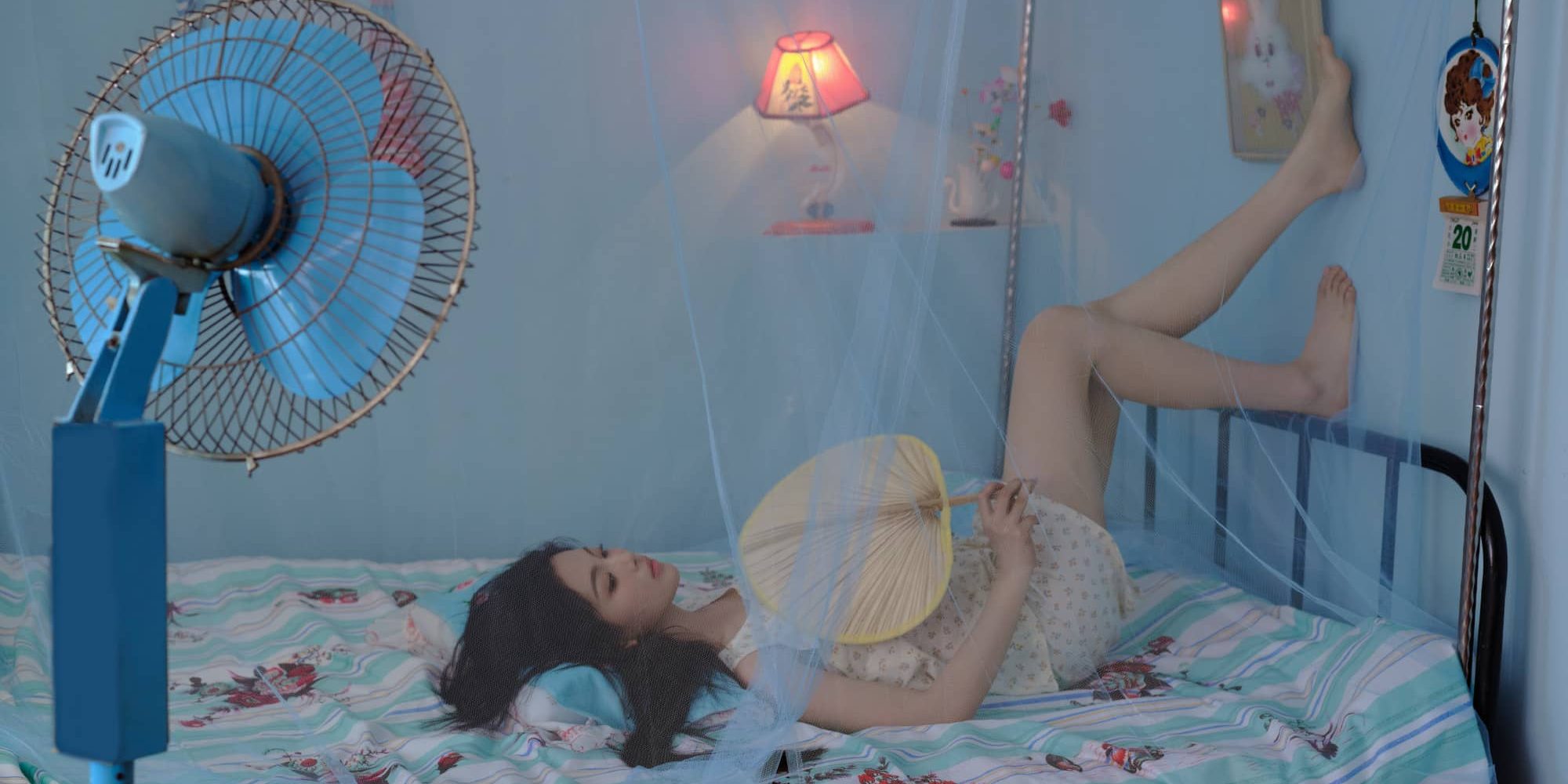 杨超越夏日甜美光脚丫私服