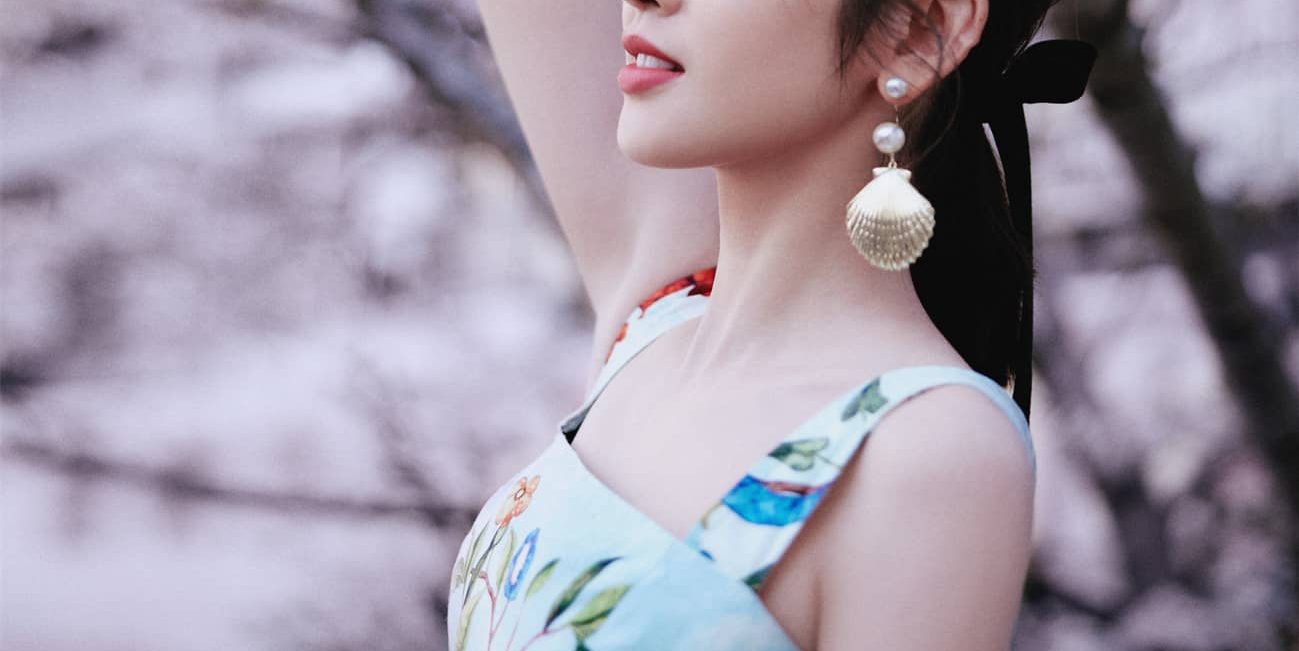 唐艺昕，樱花树下绣花裙，甜美满溢