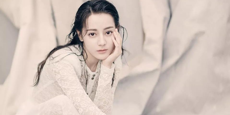 迪丽热巴湿发素颜柔美大片