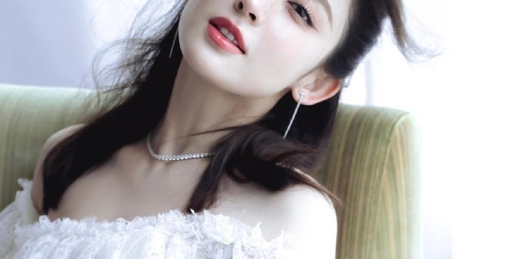 古力娜扎写真壁纸：温柔白纱裙穿搭