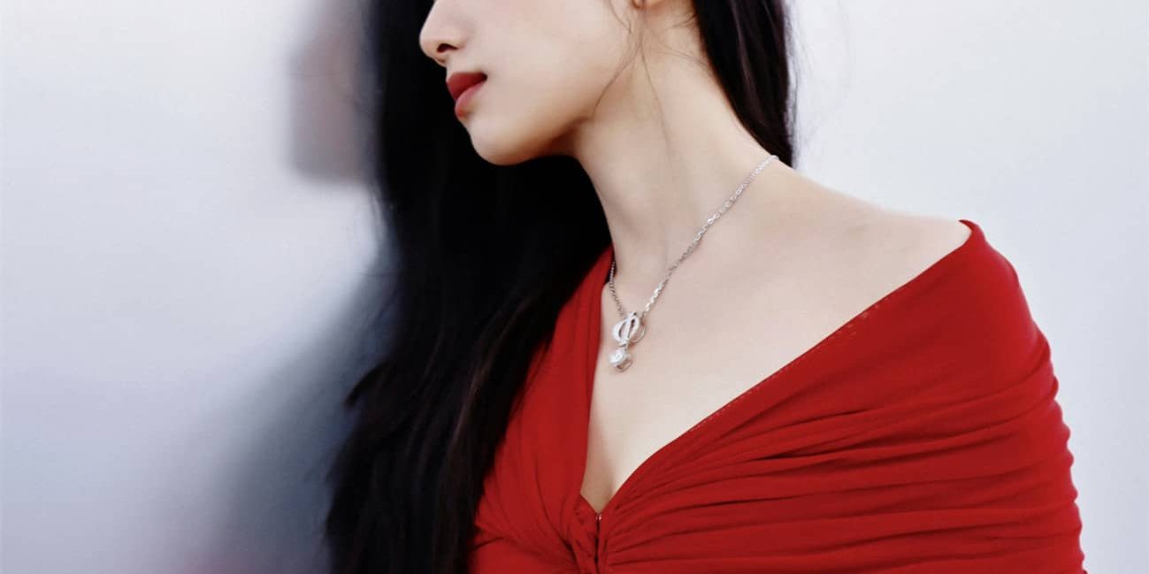 张婧仪撞色写真大片