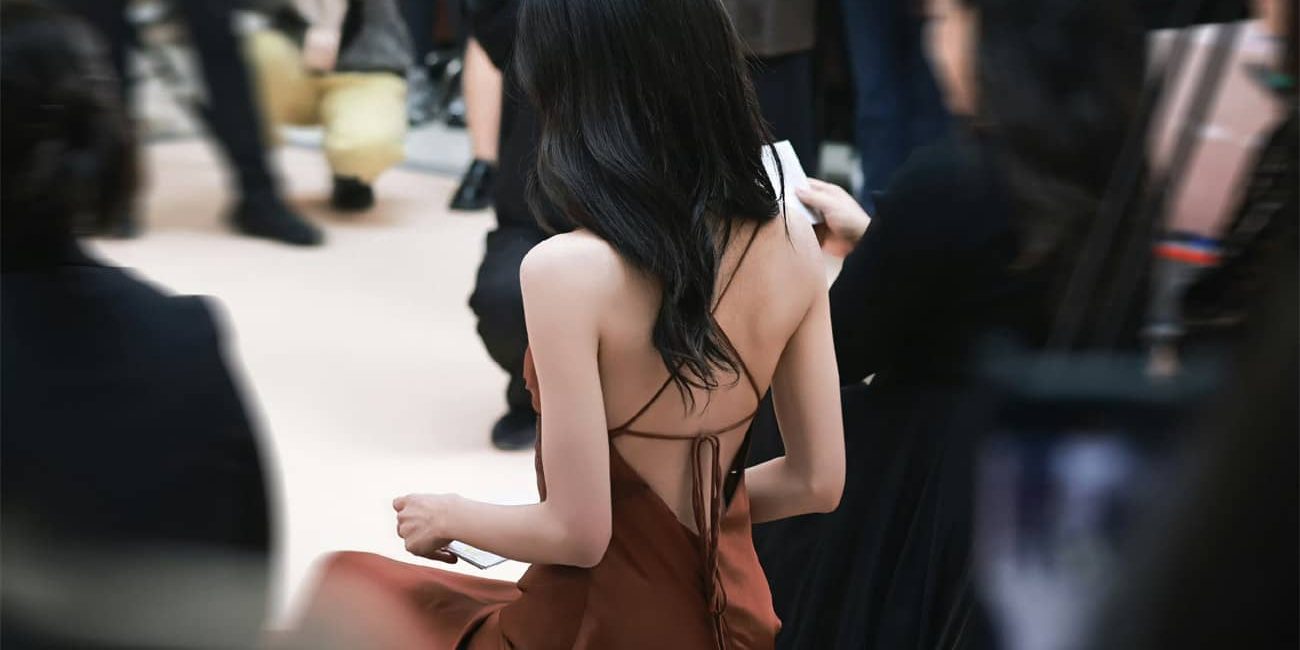 陈都灵，绑带露背吊带裙，优雅且温柔