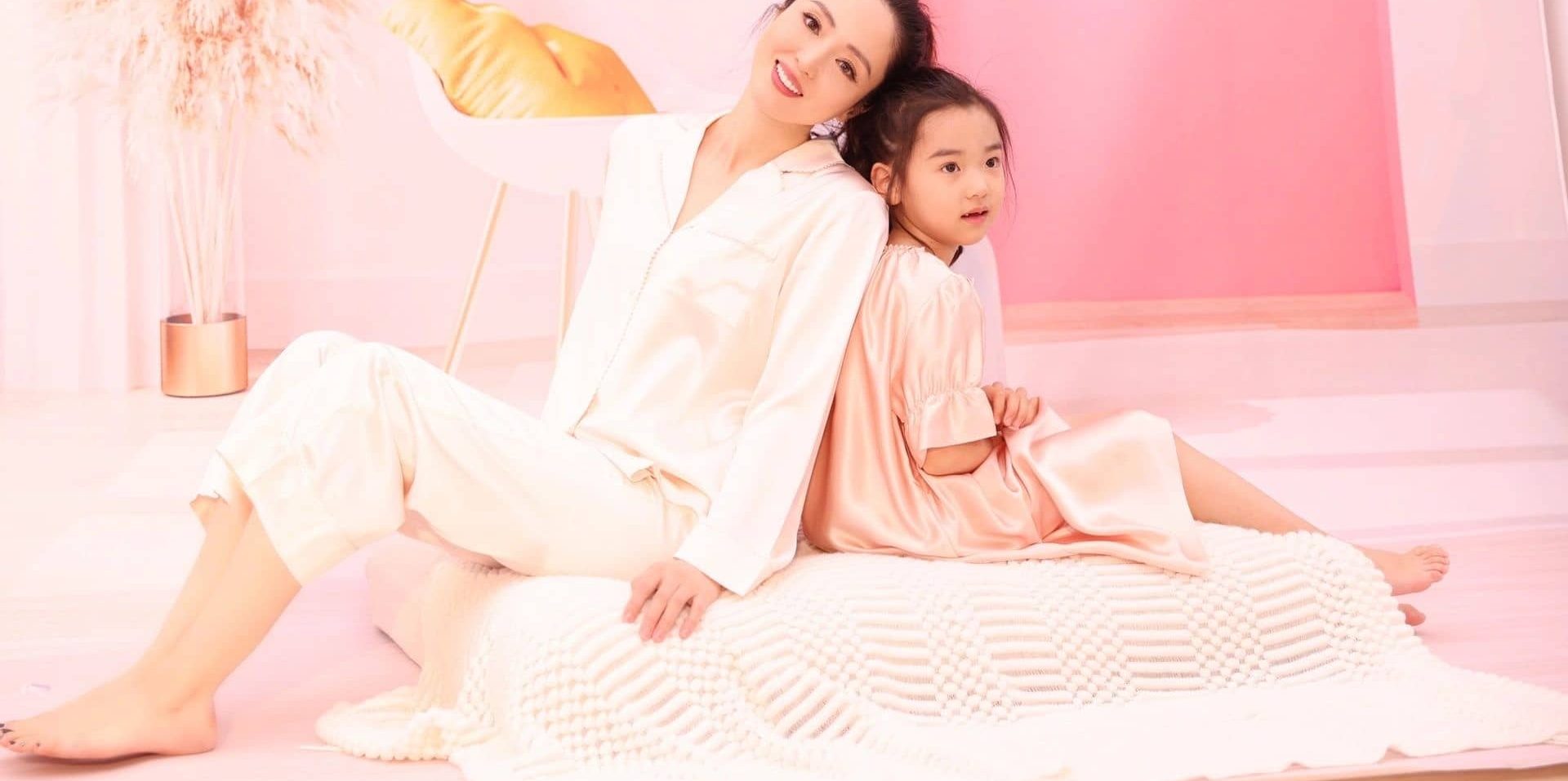 董璇光脚丫妆造精选