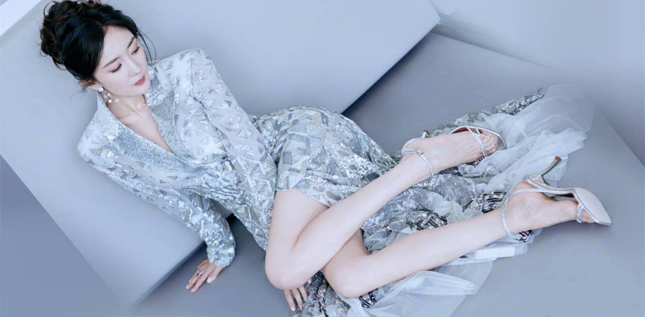 杨幂：银装素裹美腿写真
