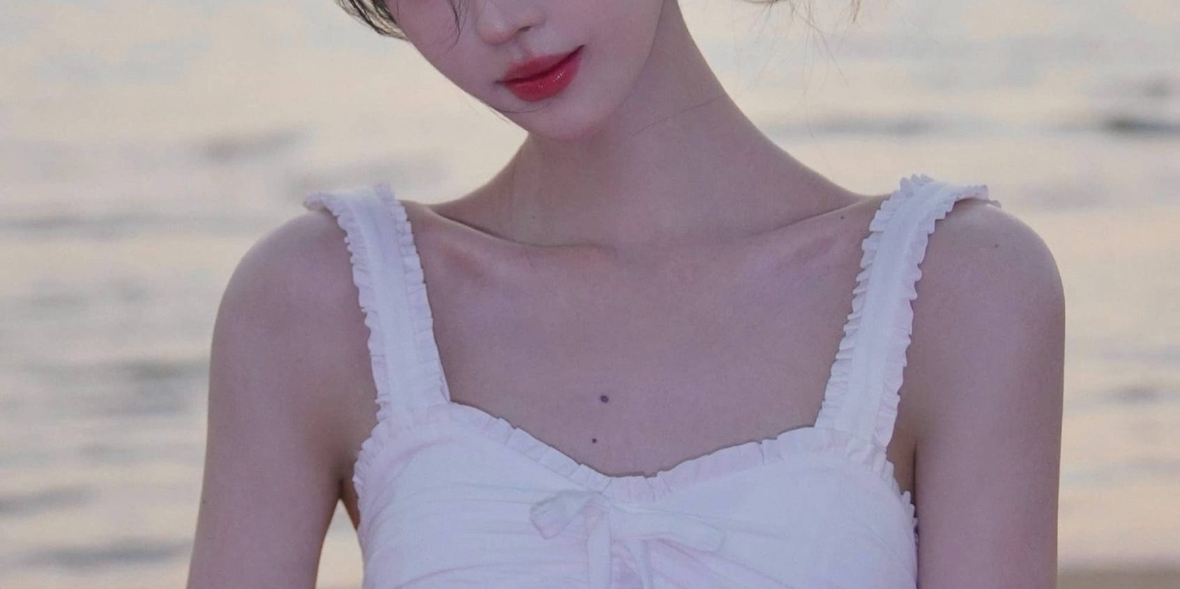 鞠婧祎海滩随拍，温柔清新的夏日妆容