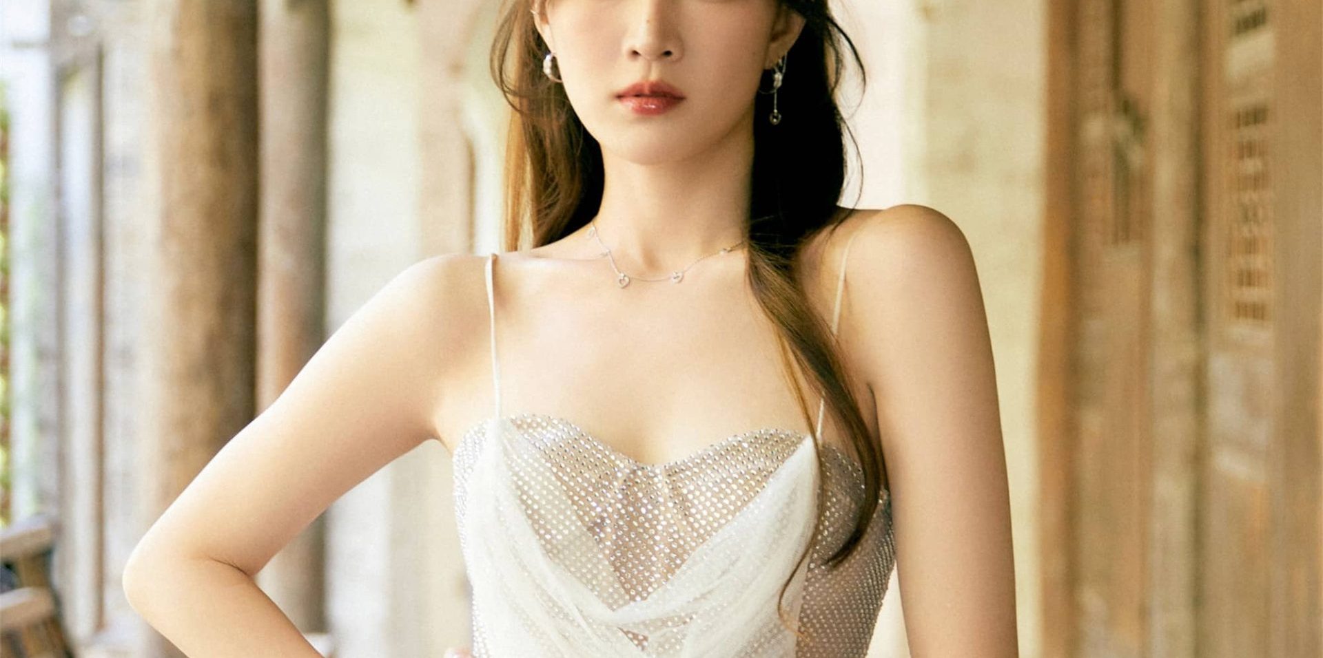 孟佳，唯美白纱裙穿搭