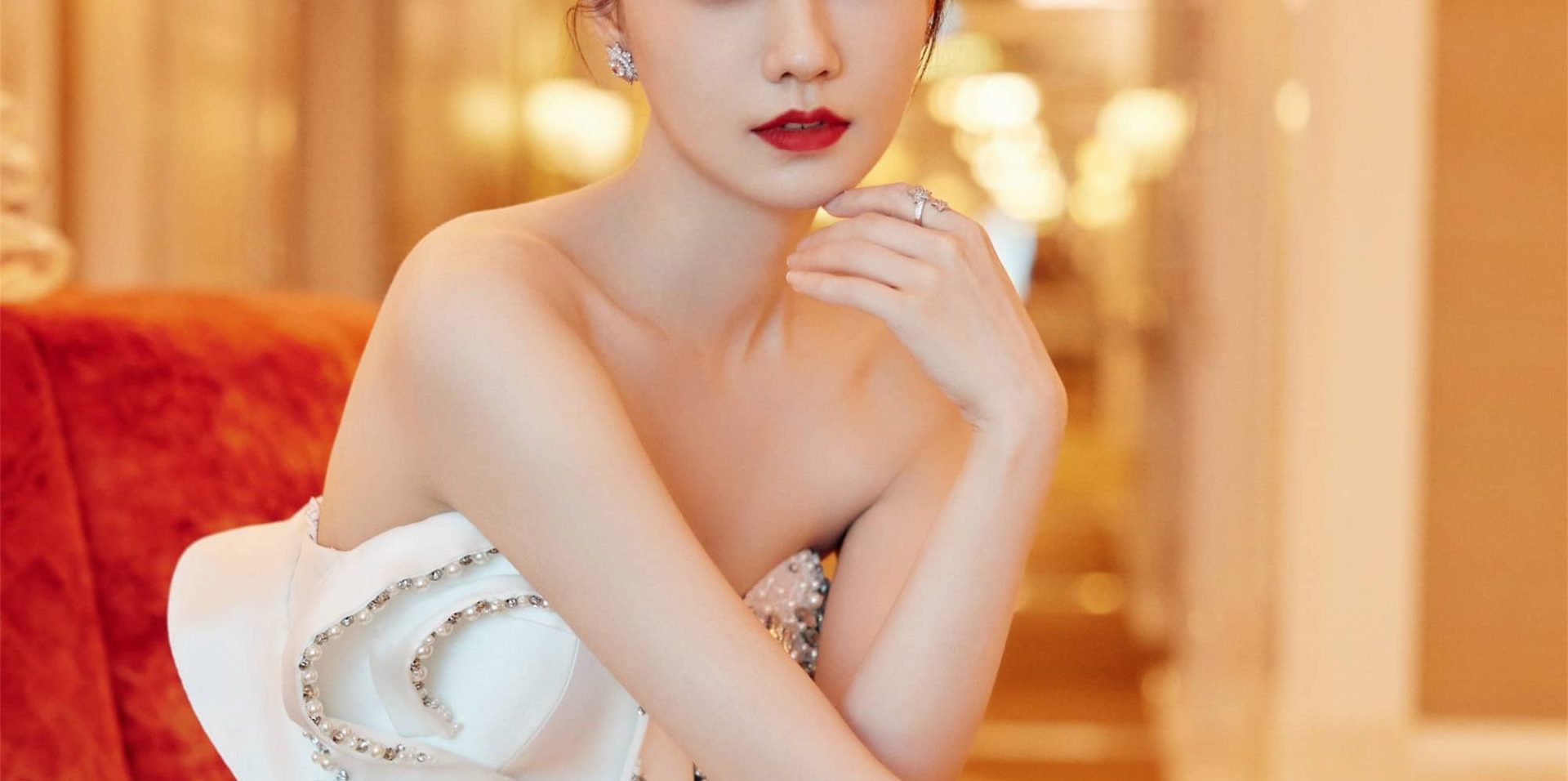 姜珮瑶优雅的白色礼服