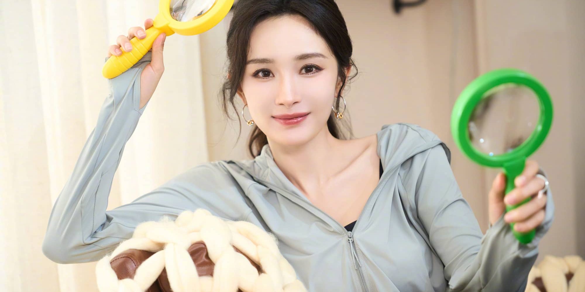 杨幂，青春甜美的穿搭色彩