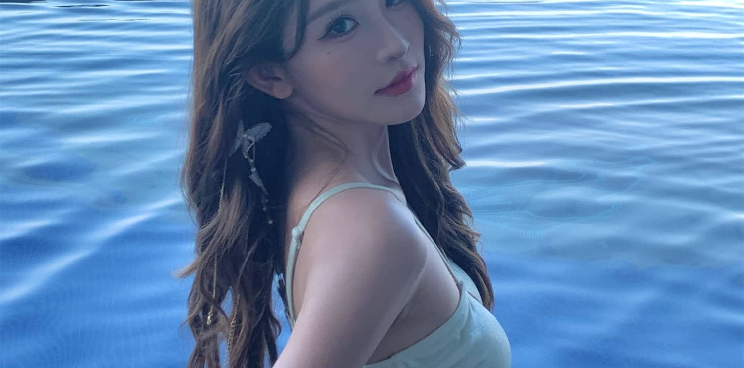 泳装小姐姐：SNH48周诗雨