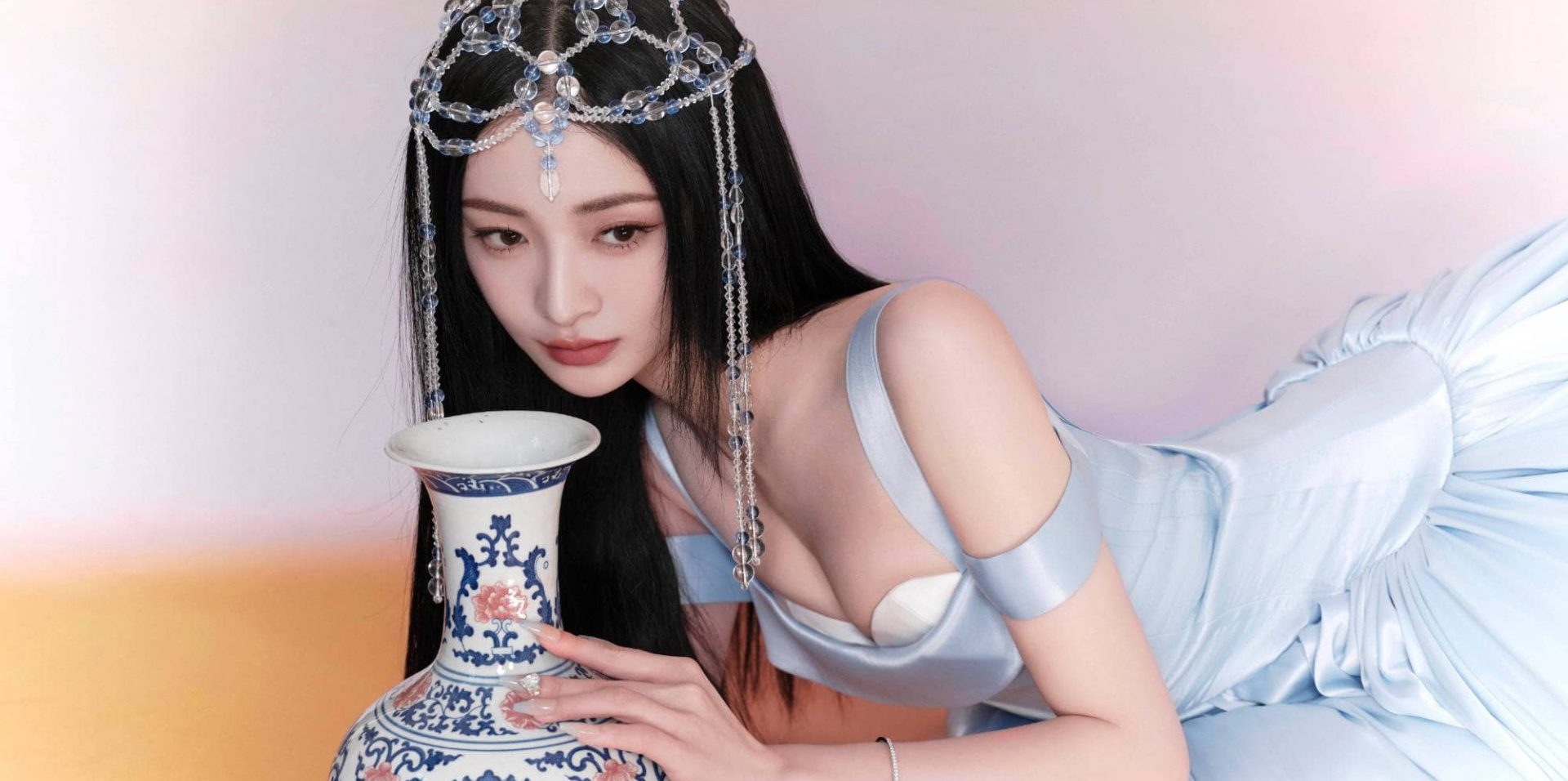 周洁琼好精致，这套蓝色裙子好有特色哟