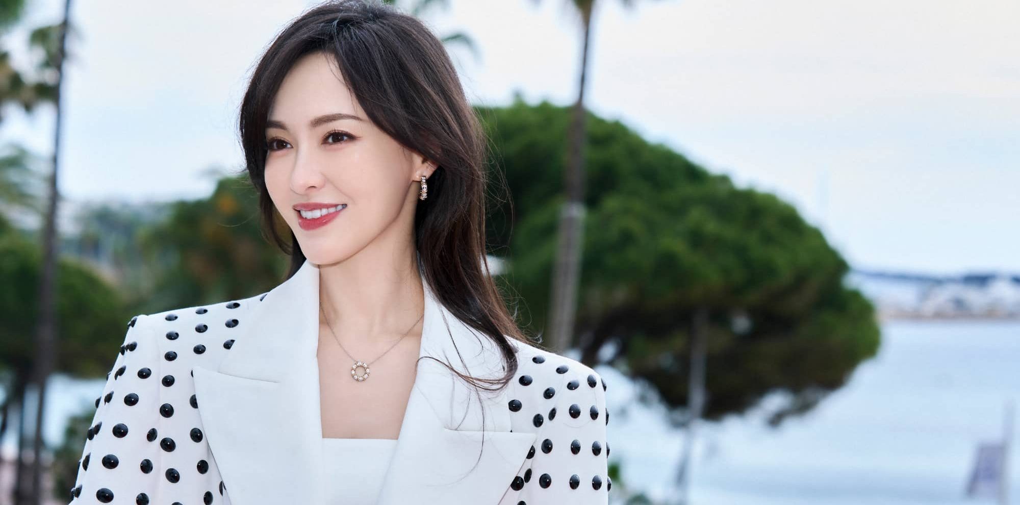 唐嫣，浪漫的波点穿搭
