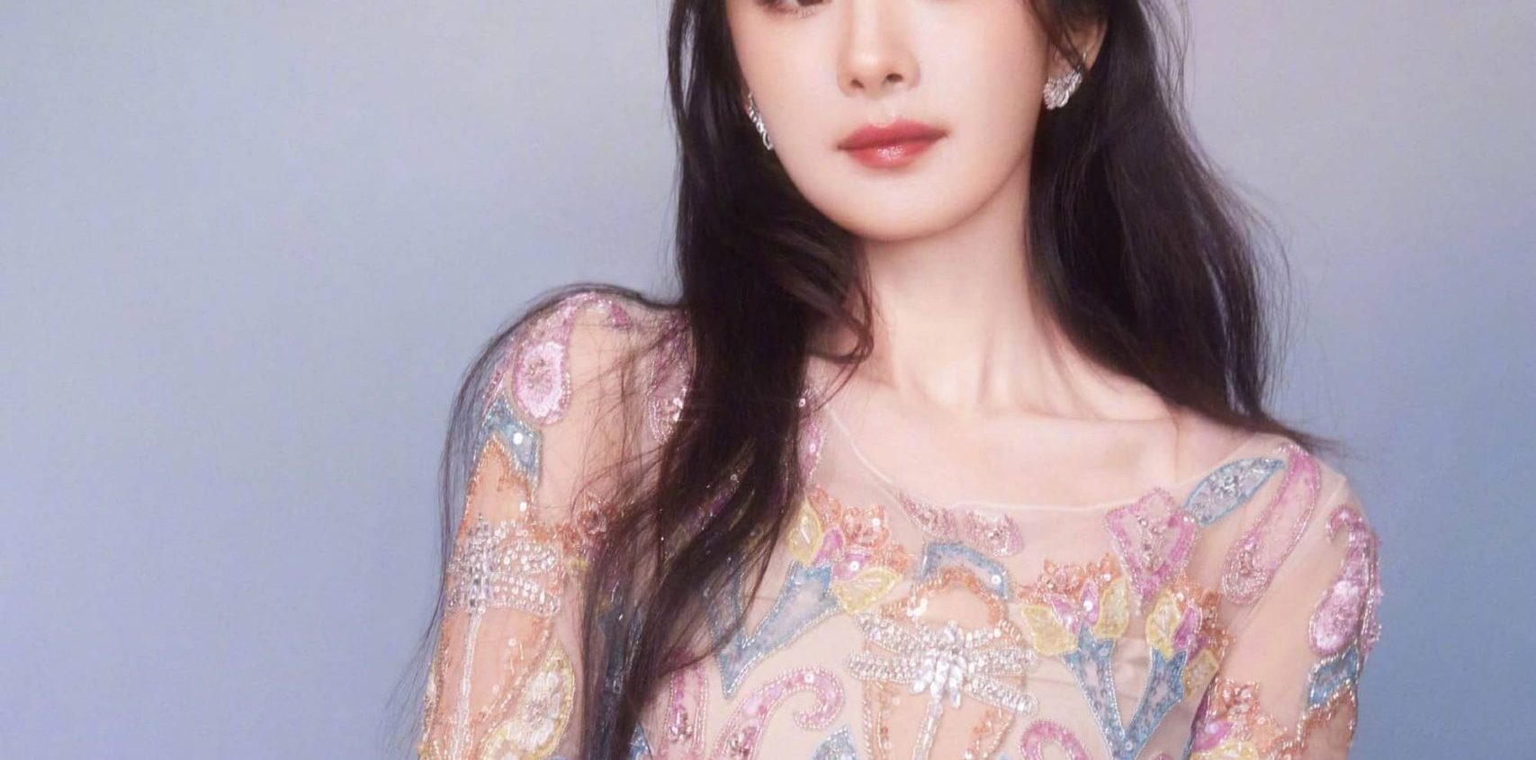 杨幂秋冬彩钻高定礼裙开工大片