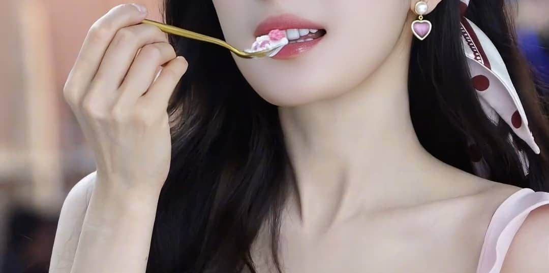 杨幂，迷人的彩虹穿搭色彩