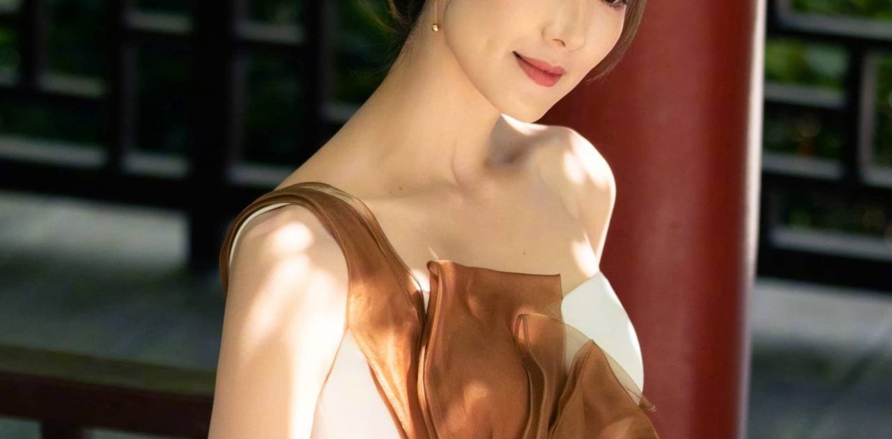 李亚男绿野古纱白裙壁纸组图