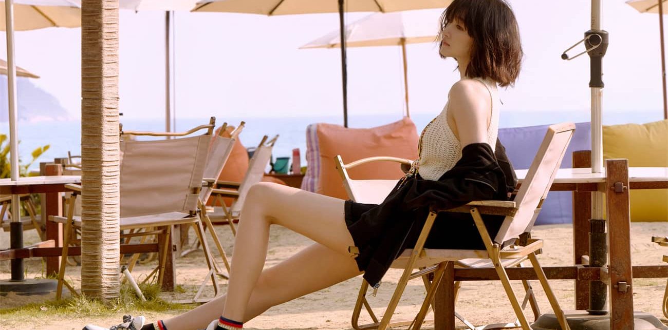 关晓彤，背心短发短裤夏日感穿搭