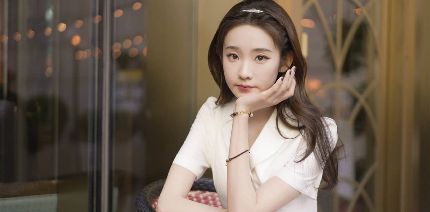 张艺凡一袭白裙，青春甜美