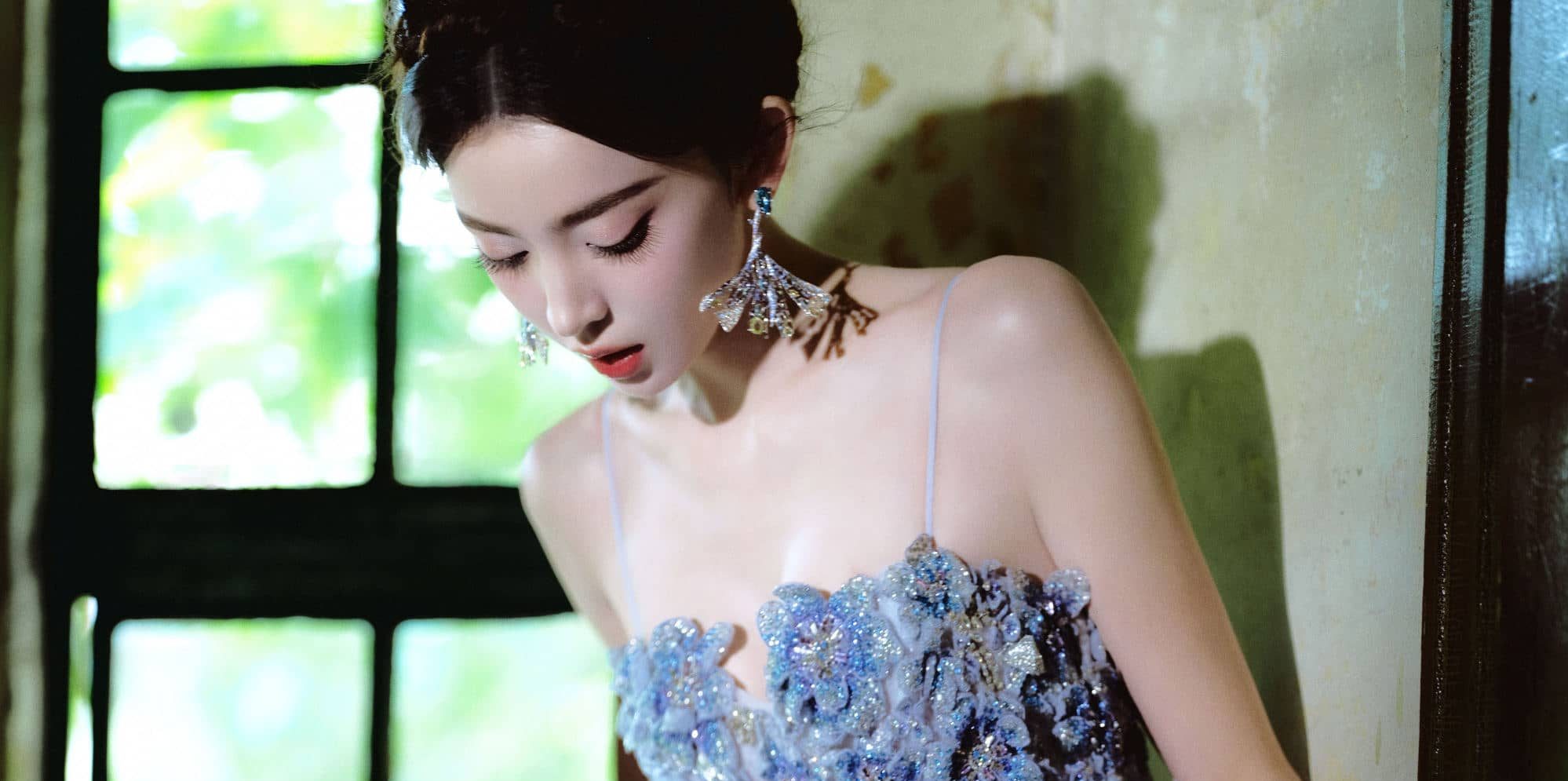 古力娜扎白花抹胸，蓝色花仙子