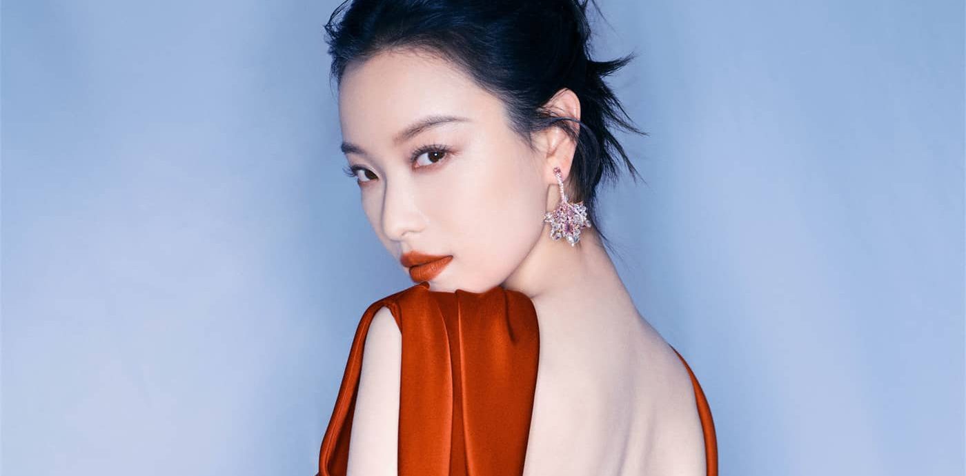 倪妮，如霞似火红妆美人