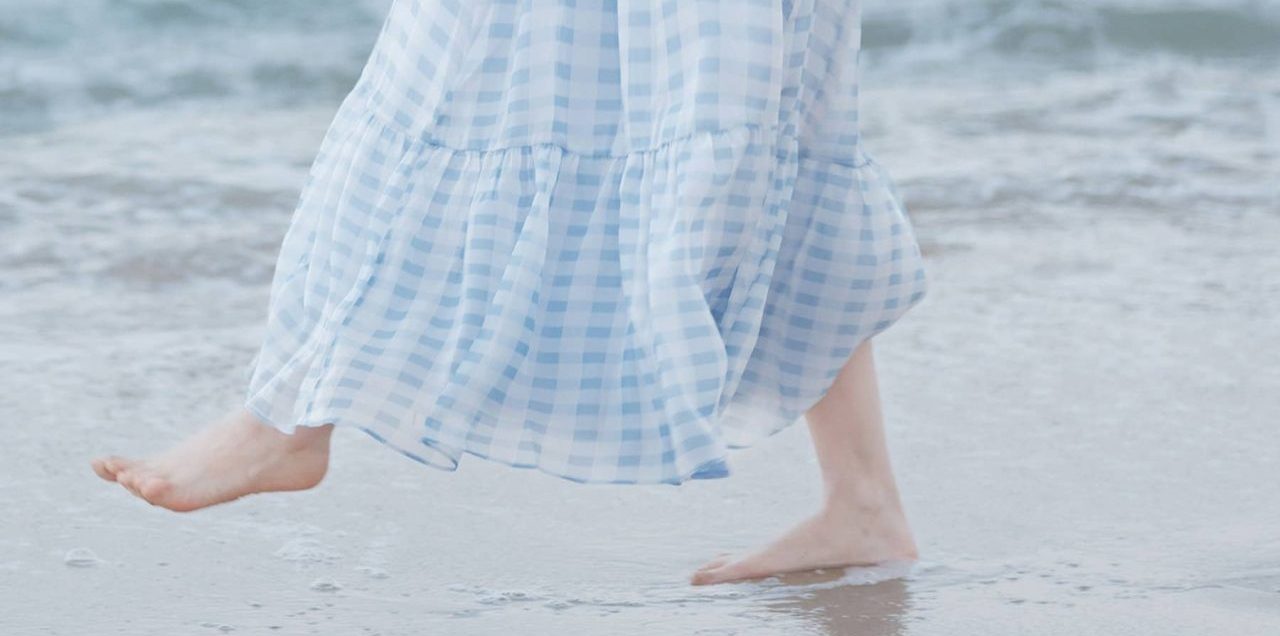 徐梦洁海边派对清蓝长裙光脚丫少女