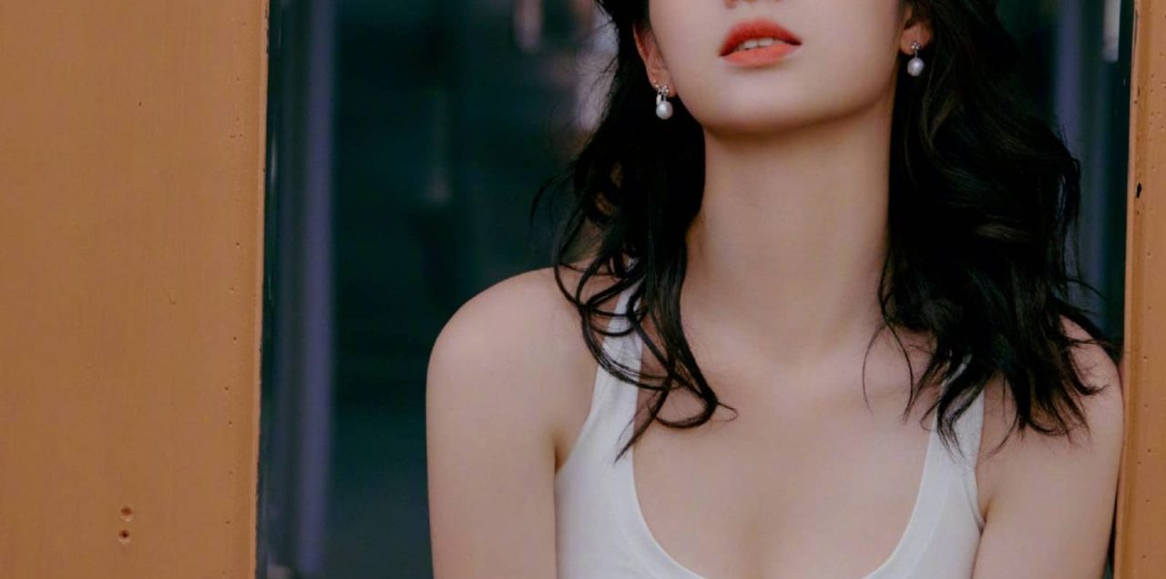 欧阳娜娜清新甜美营业照