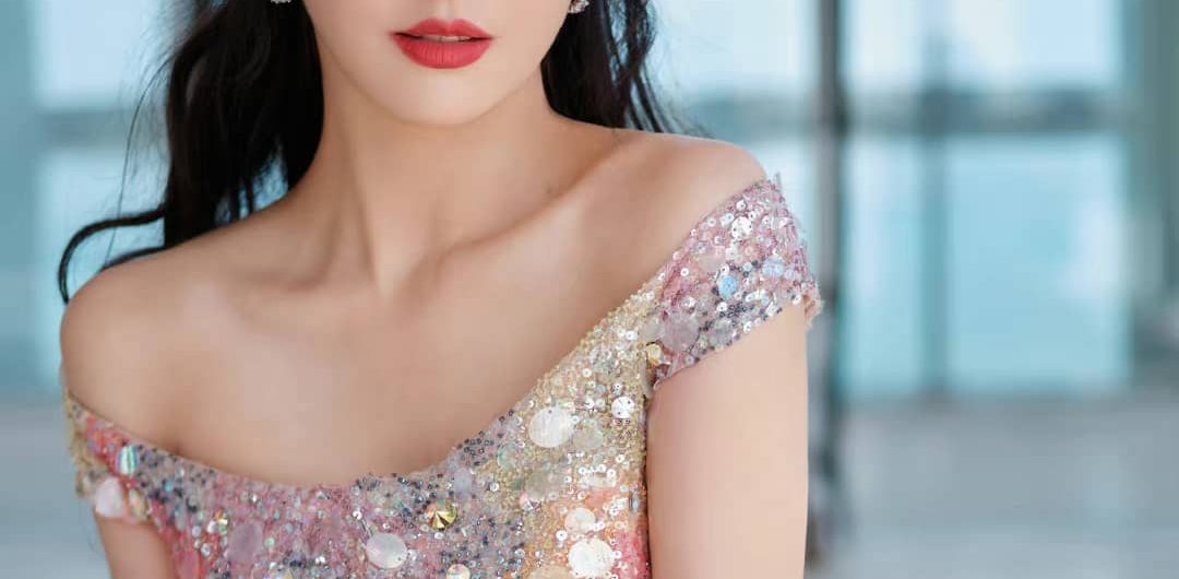 佟丽娅，这组图穿搭真美