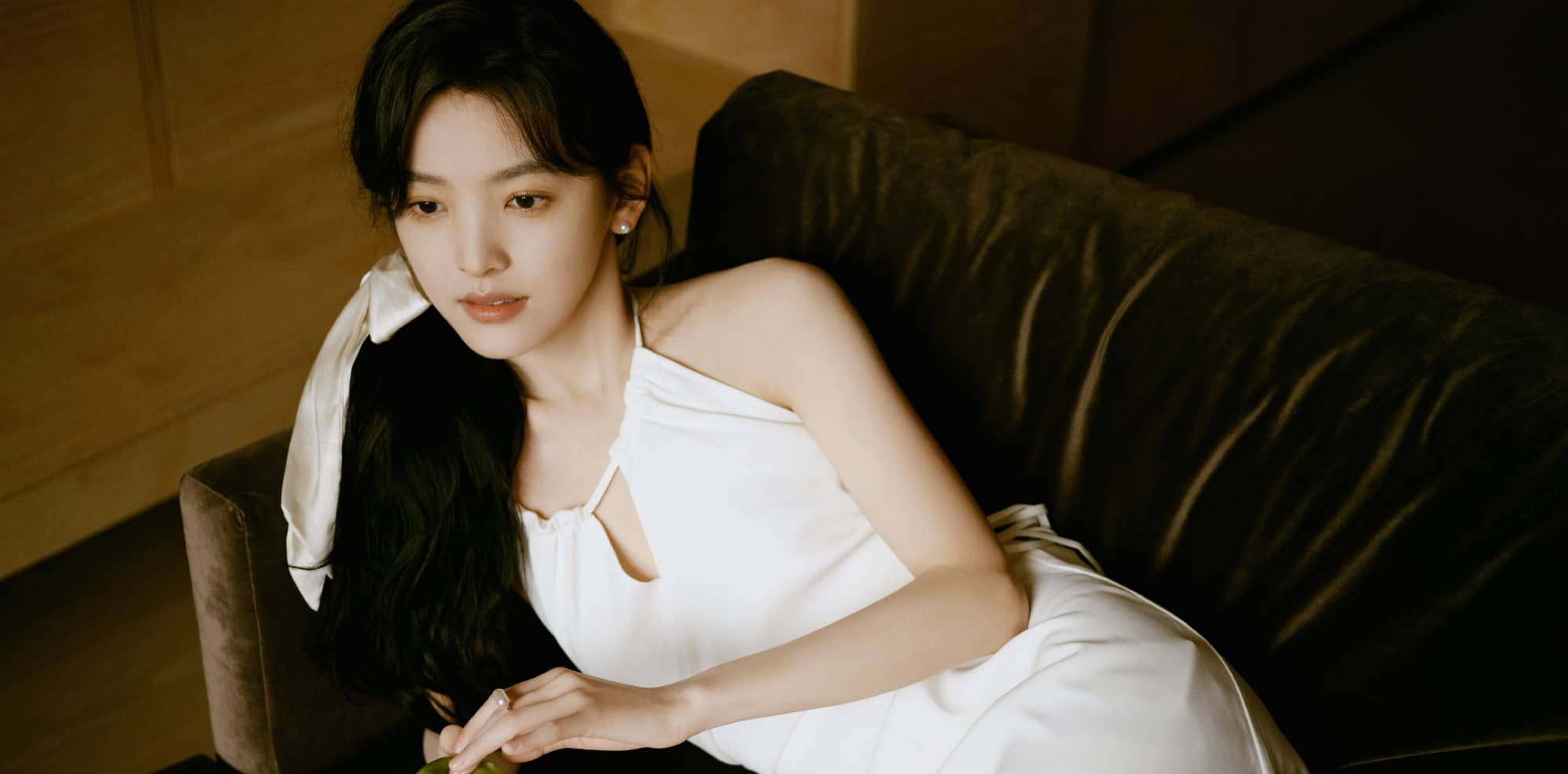 章若楠，白色柔美，清新少女感满满