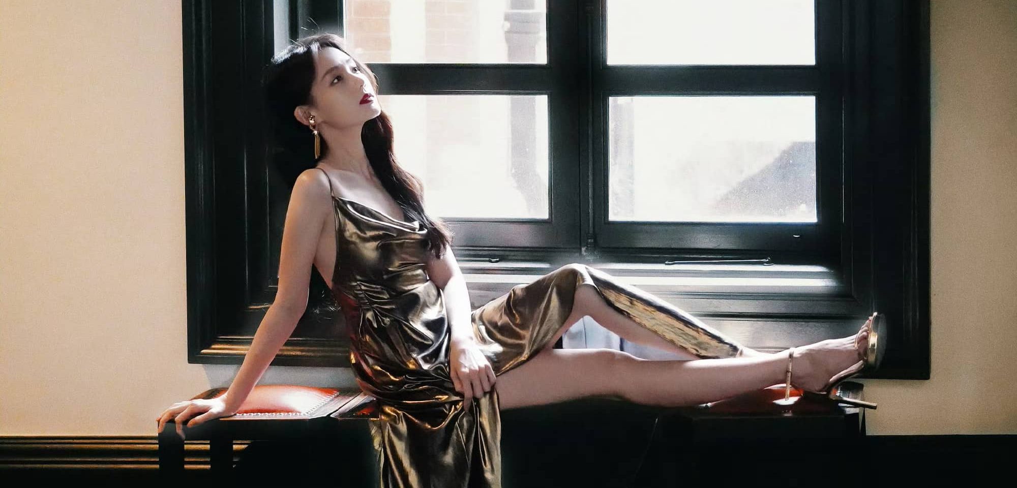 李一桐金色长裙大长腿，浪漫满载