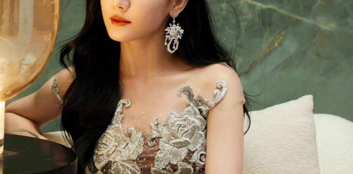 迪丽热巴银色流苏裙浪漫妆造