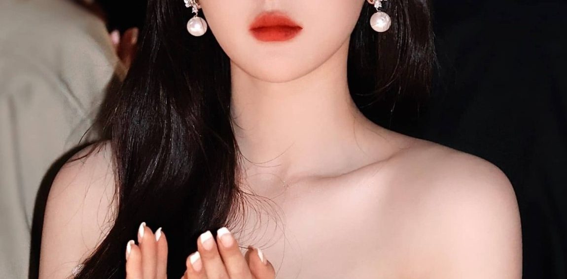 杨超越白色蕾丝抹胸裙，淡雅清新，甜美怡人