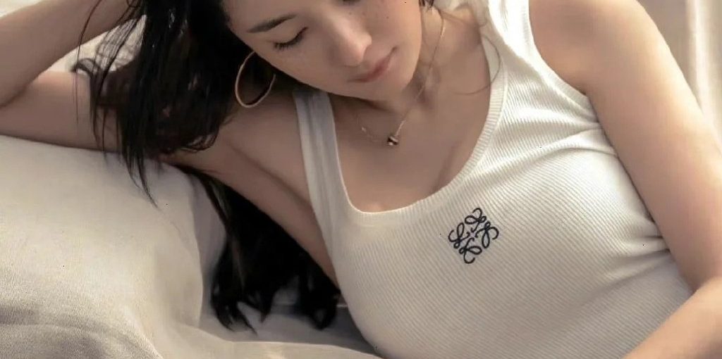 杨幂，居家慵懒氛围感写真