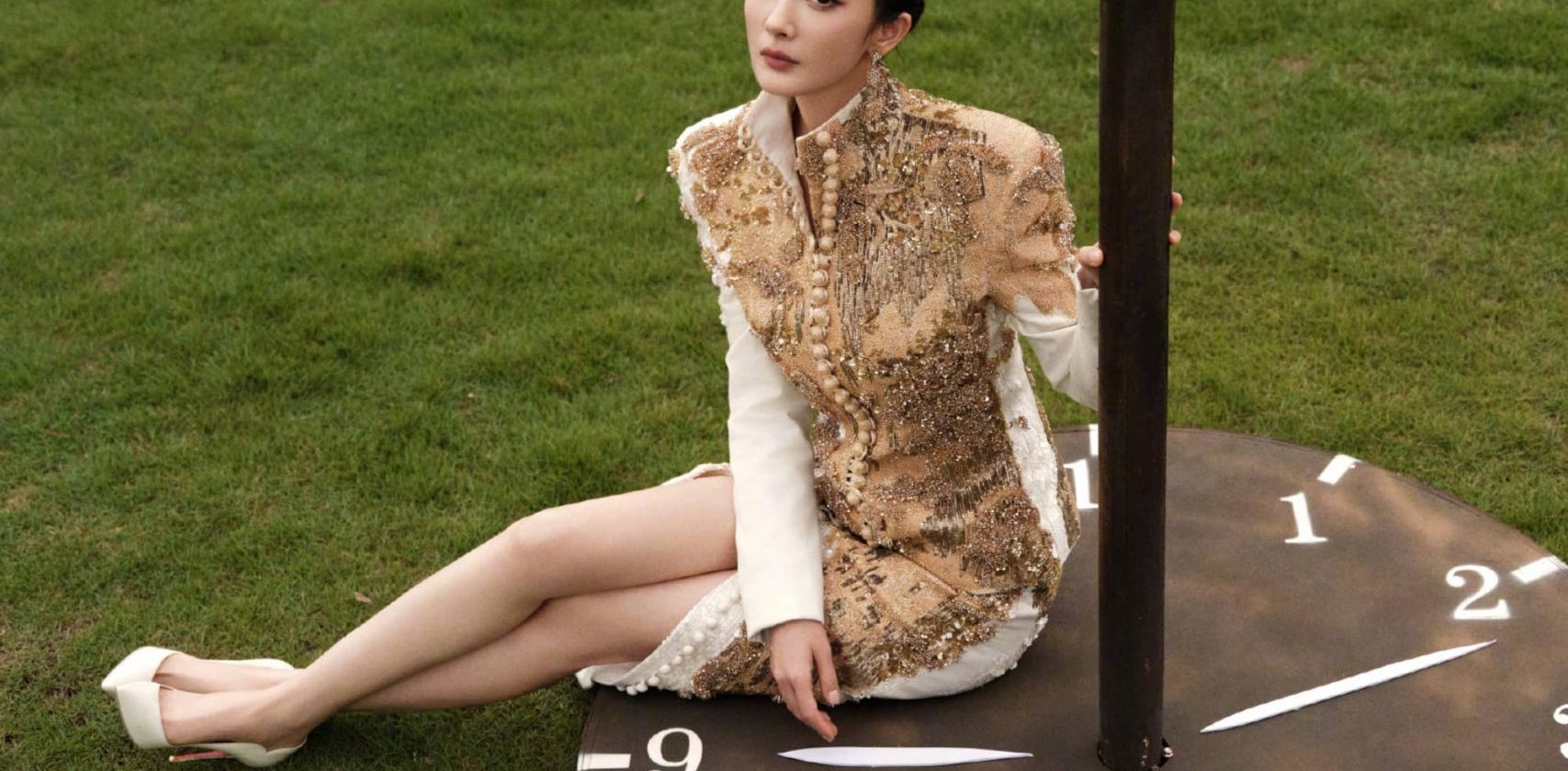 杨幂，刺绣亮片高定秋日大片