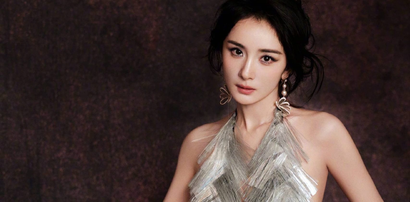 杨幂罗意威女帝装：黑色羽毛露背裙曼妙优雅