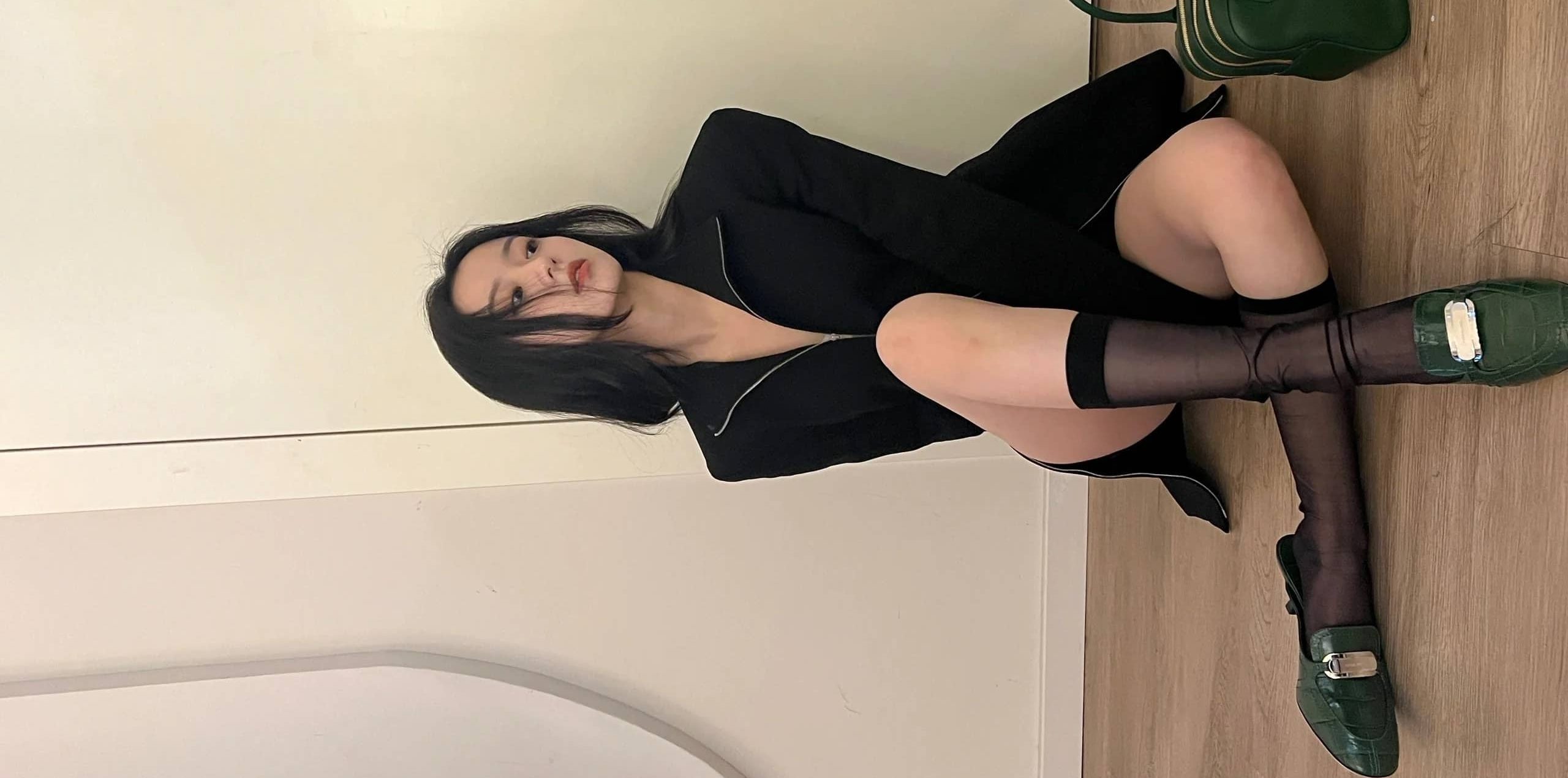 包上恩，黑色轻柔穿搭，又酷又甜的小姐姐