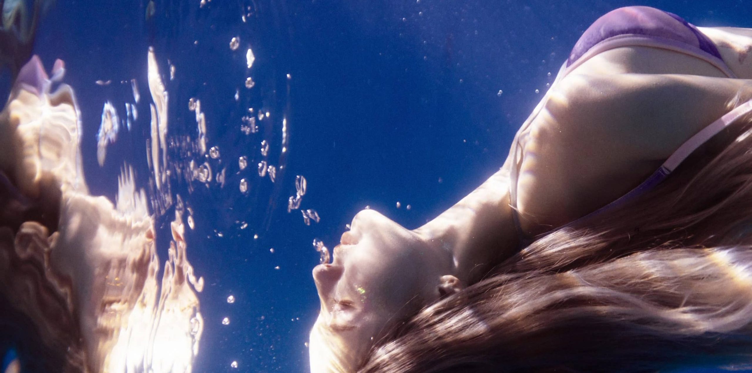 金晨美人鱼泳装，化身水中美人鱼，这组图好看