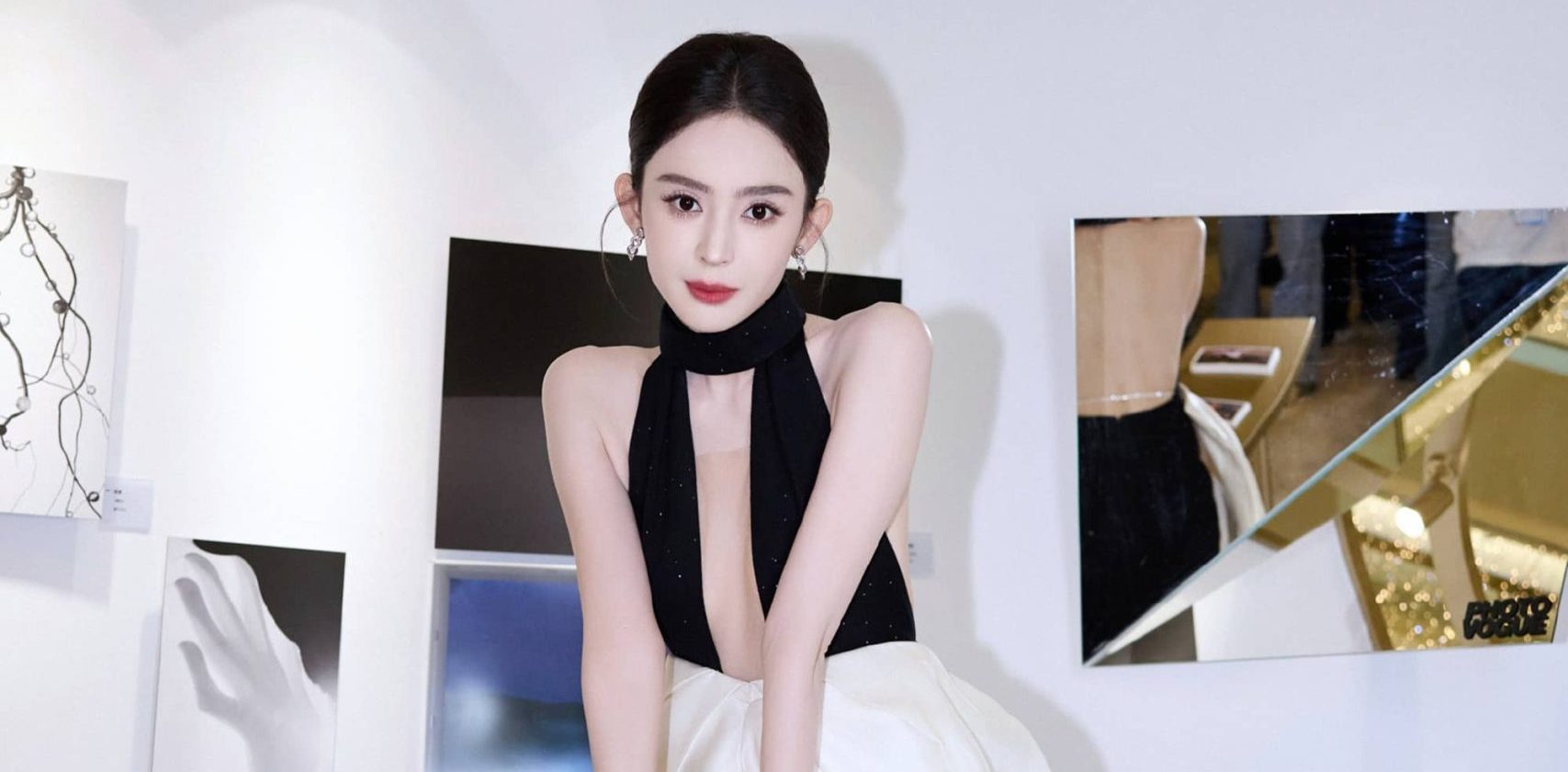 娜扎秋冬高定黑白色彩礼裙柔美穿搭