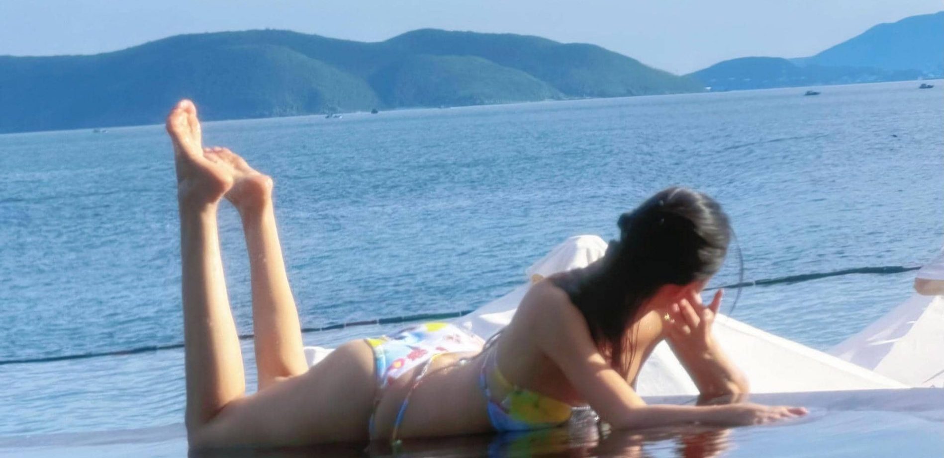 童飞，海边泳装照好身材