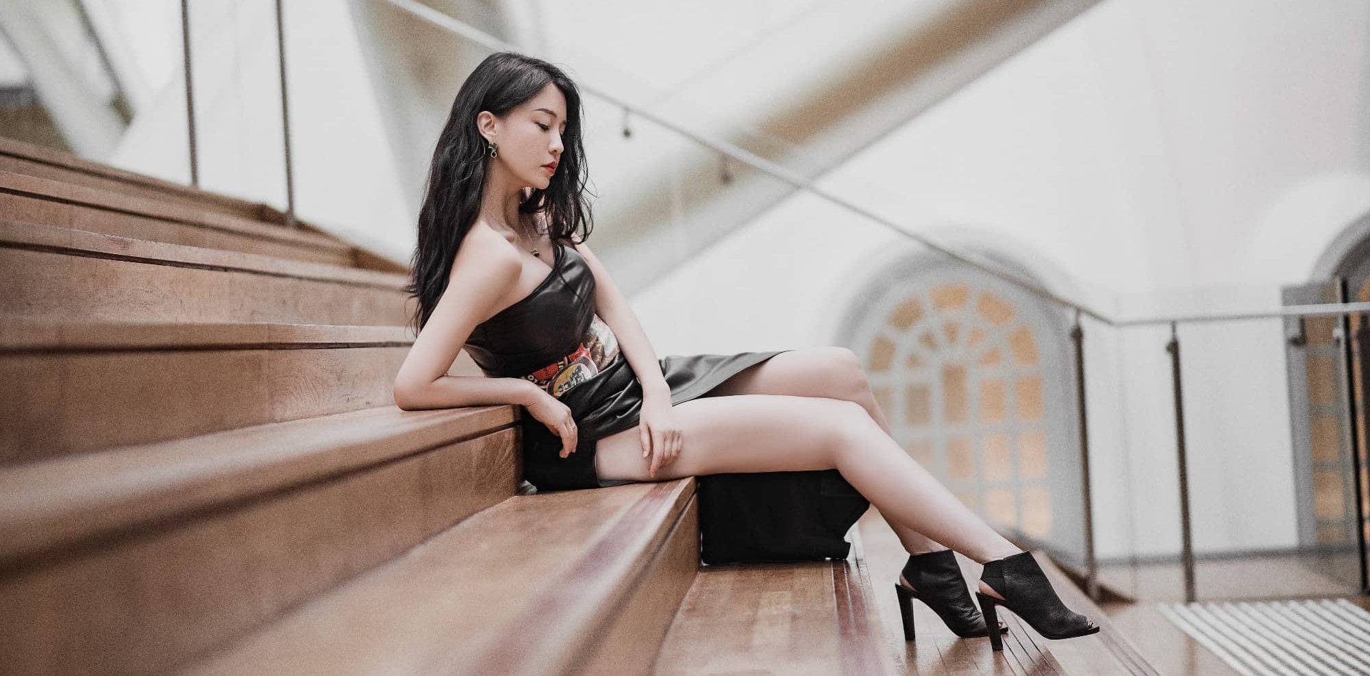母其弥雅秋日穿搭美图：黑色优雅身材真好