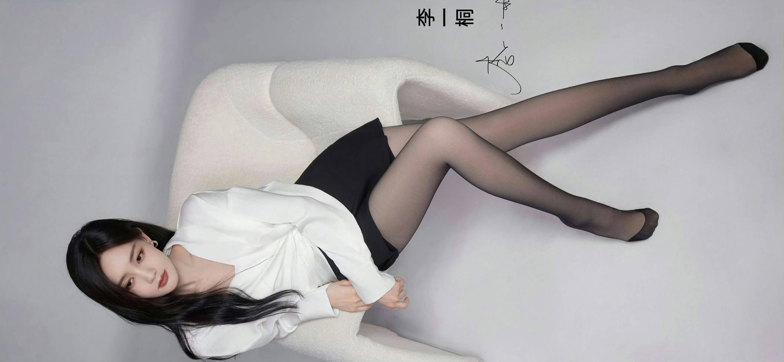 李一桐，ocotuuna丝袜代言，美腿好生羡慕