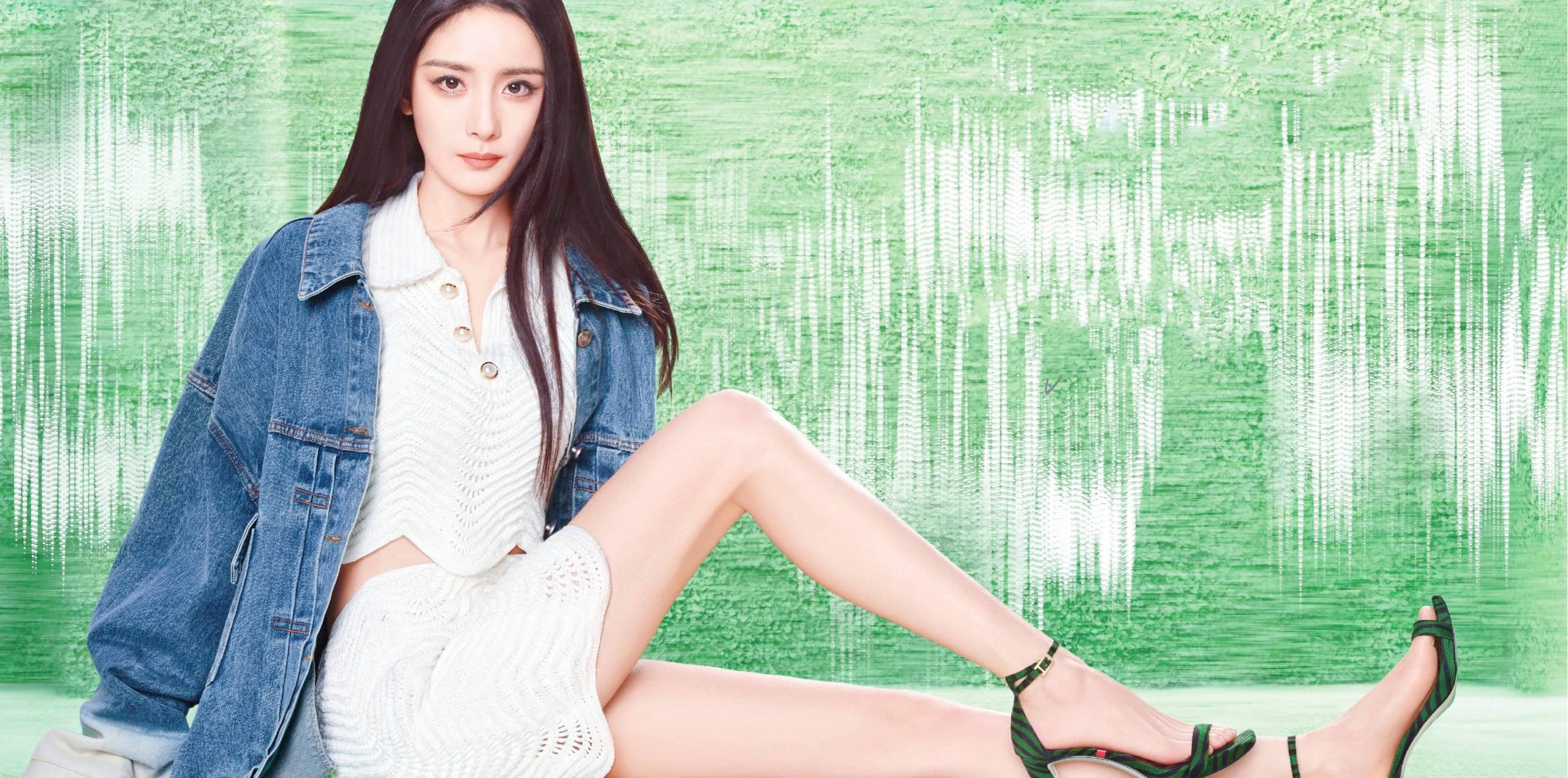 杨幂壁纸：衬衣小短裙大长腿，又帅又美