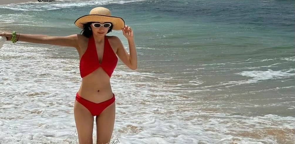 程潇，ins更新的一组红色泳装