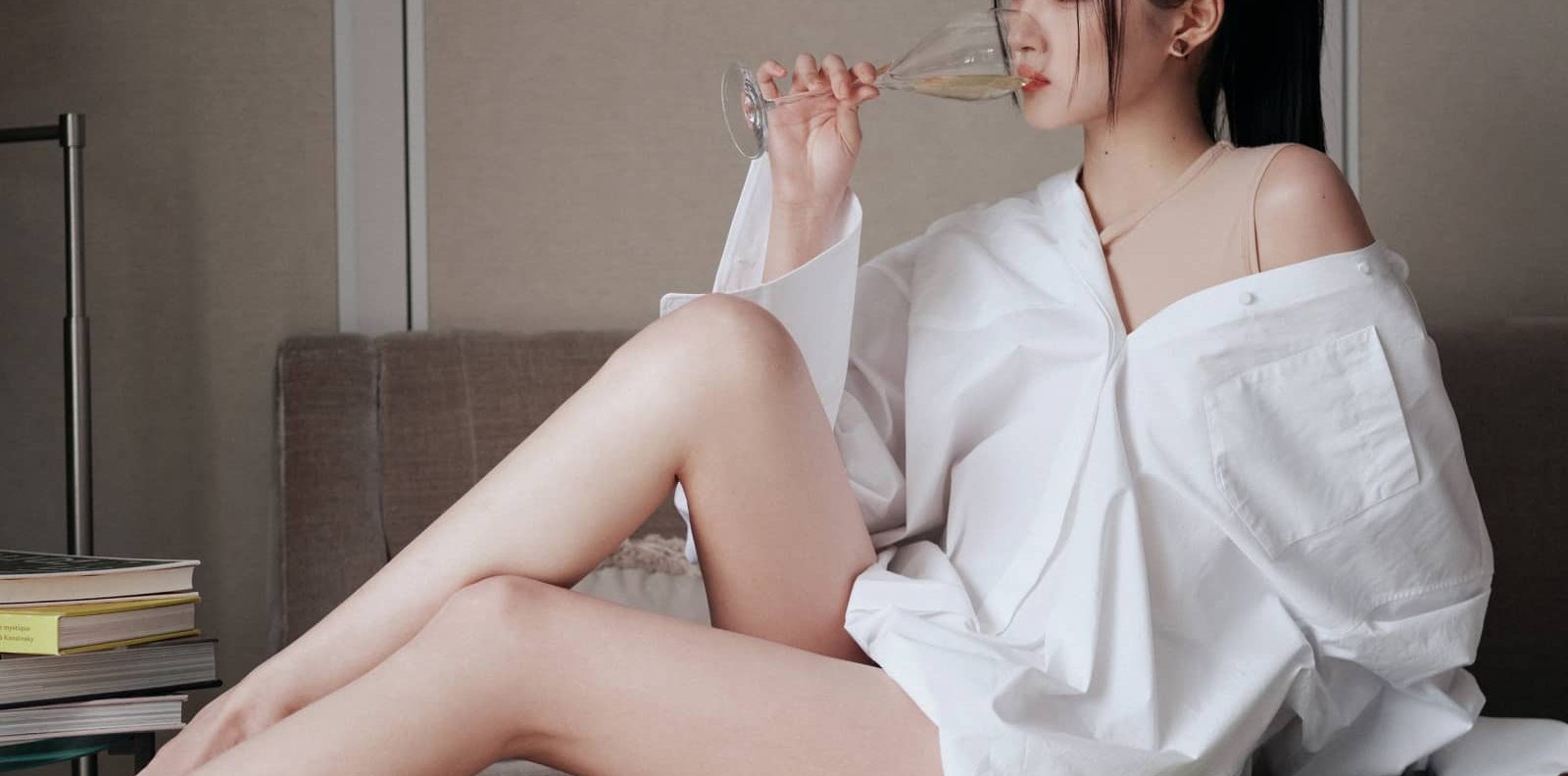 关晓彤，粉与白穿搭，看不够的大长腿