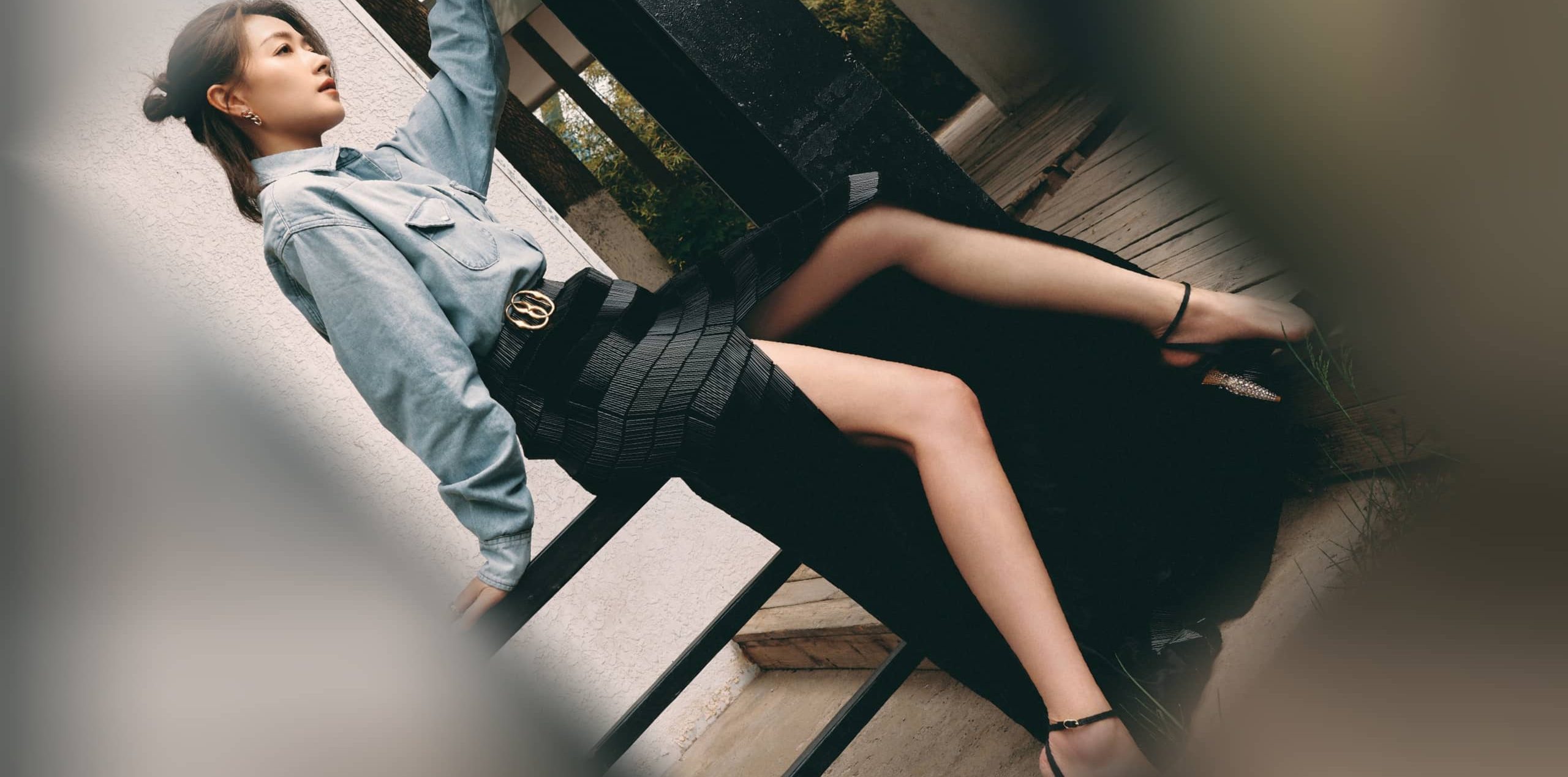 万茜姐姐的高跟妆造型，美腿吸睛