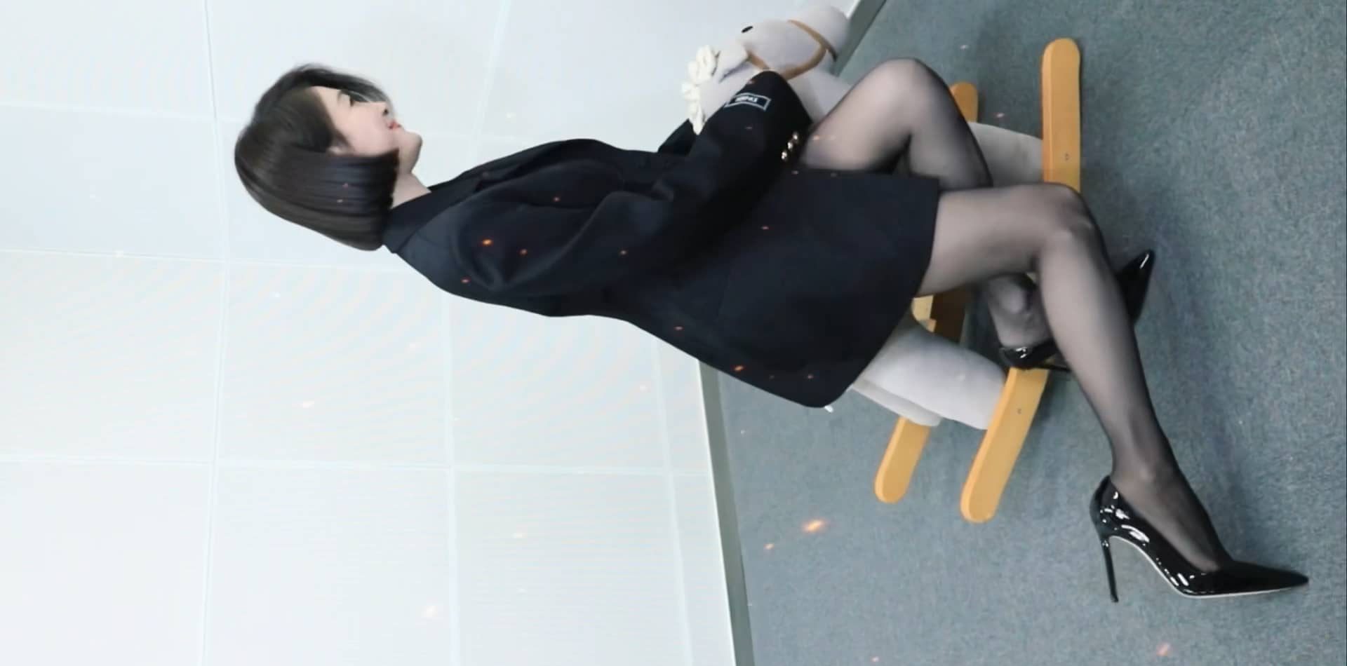 秦岚黑色西装，丝袜妆造型大长腿，酷美在线